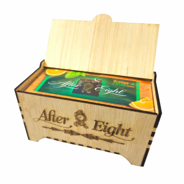 After Eight eske i tre med åpent lokk.